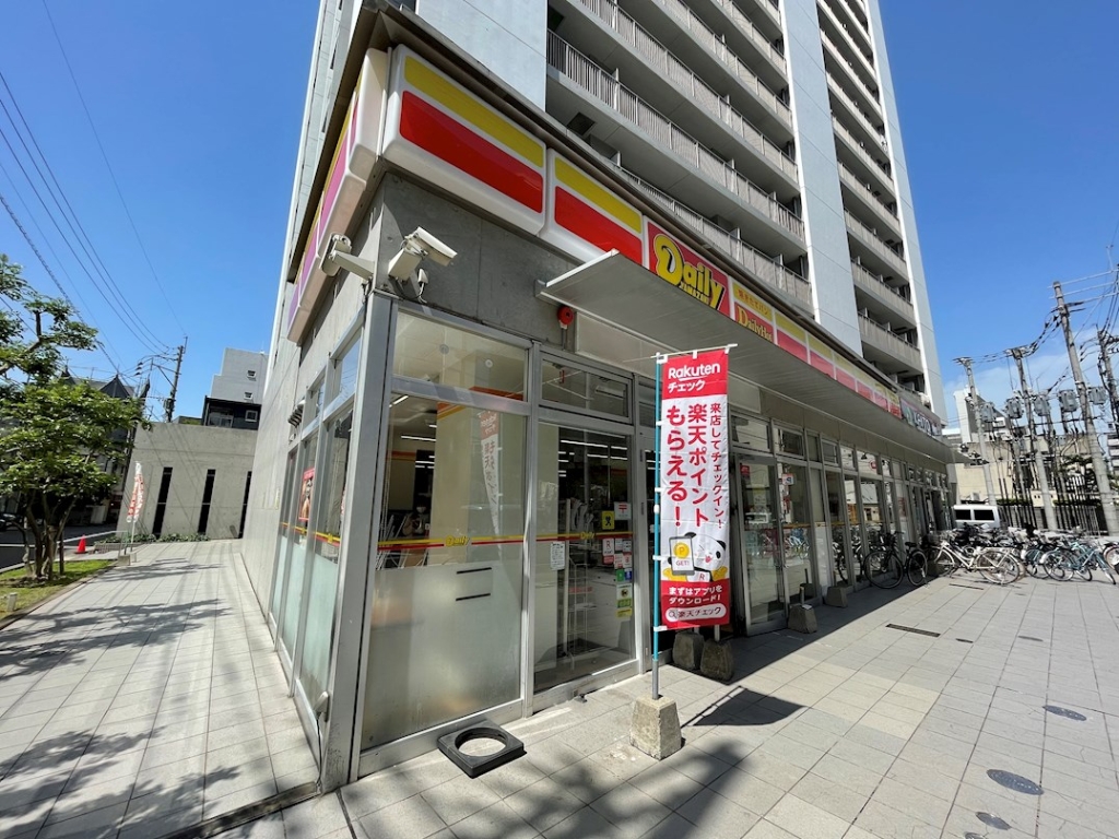 コンビニ　デイリーヤマザキ 福岡西新4丁目店（コンビニ）まで180m