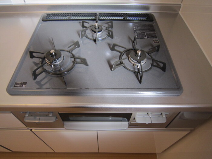 キッチン　3口コンロ・グリル付のシステムキッチンです♪