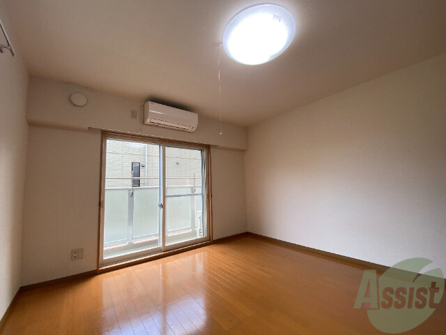 その他部屋・スペース　大きめの窓が付いて開放感のある寝室です。