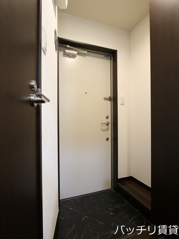 玄関　同型タイプの為、現状を優先いたします。