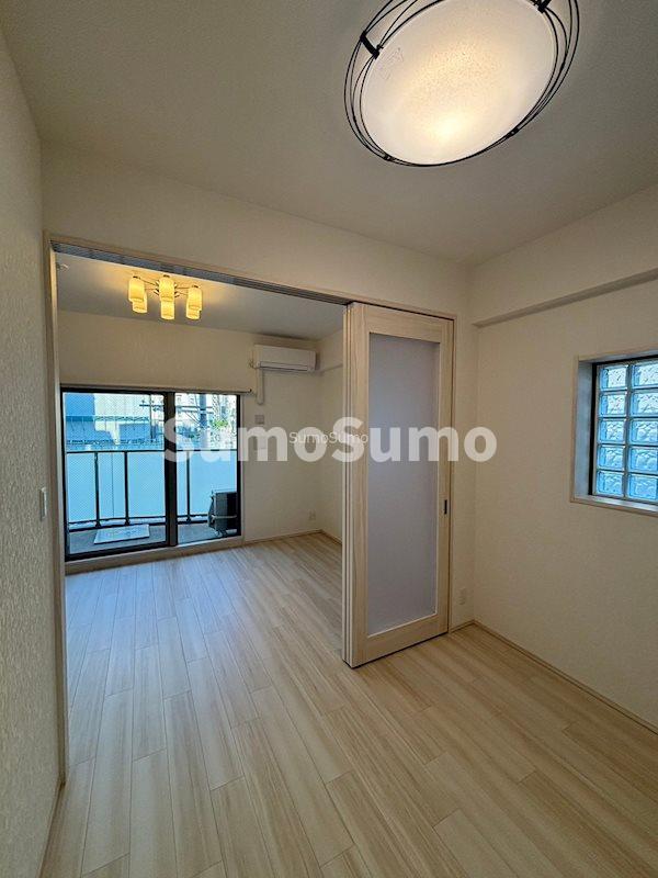 その他部屋・スペース　落ち着いた色調の寝室です