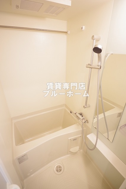 バス・シャワールーム　お風呂は浴室乾燥機付き！