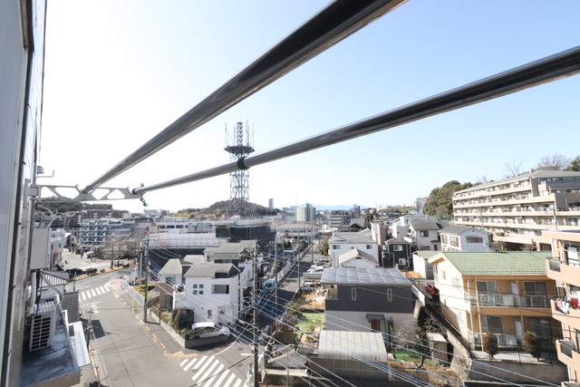 バルコニー　洗濯物干し竿を２本設置できます。