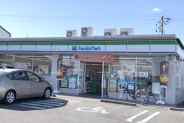 コンビニ　ファミリーマート四日市東坂部店（コンビニ）まで800m