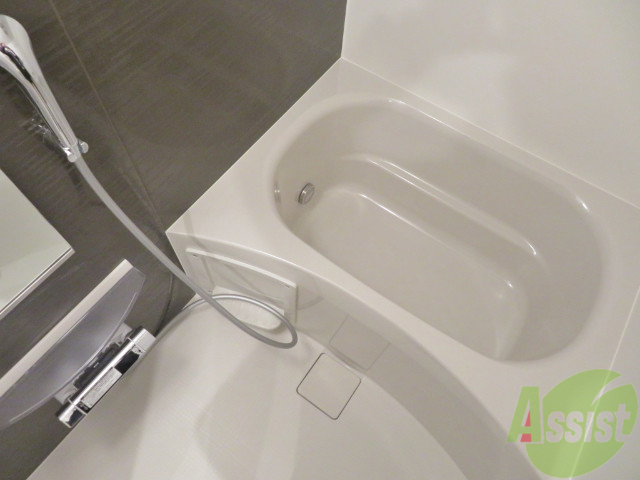 バス・シャワールーム　バスルームは狭すぎず、シャワーも浴びやすそうです。