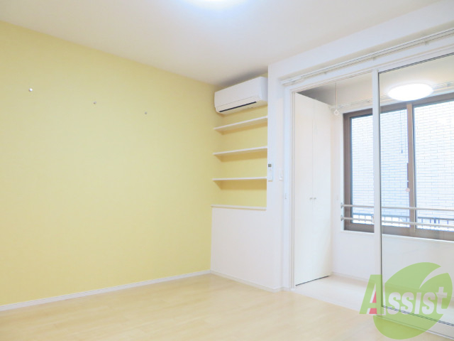 居室・リビング　１０．４帖の洋室です。広々として、きれいですね。