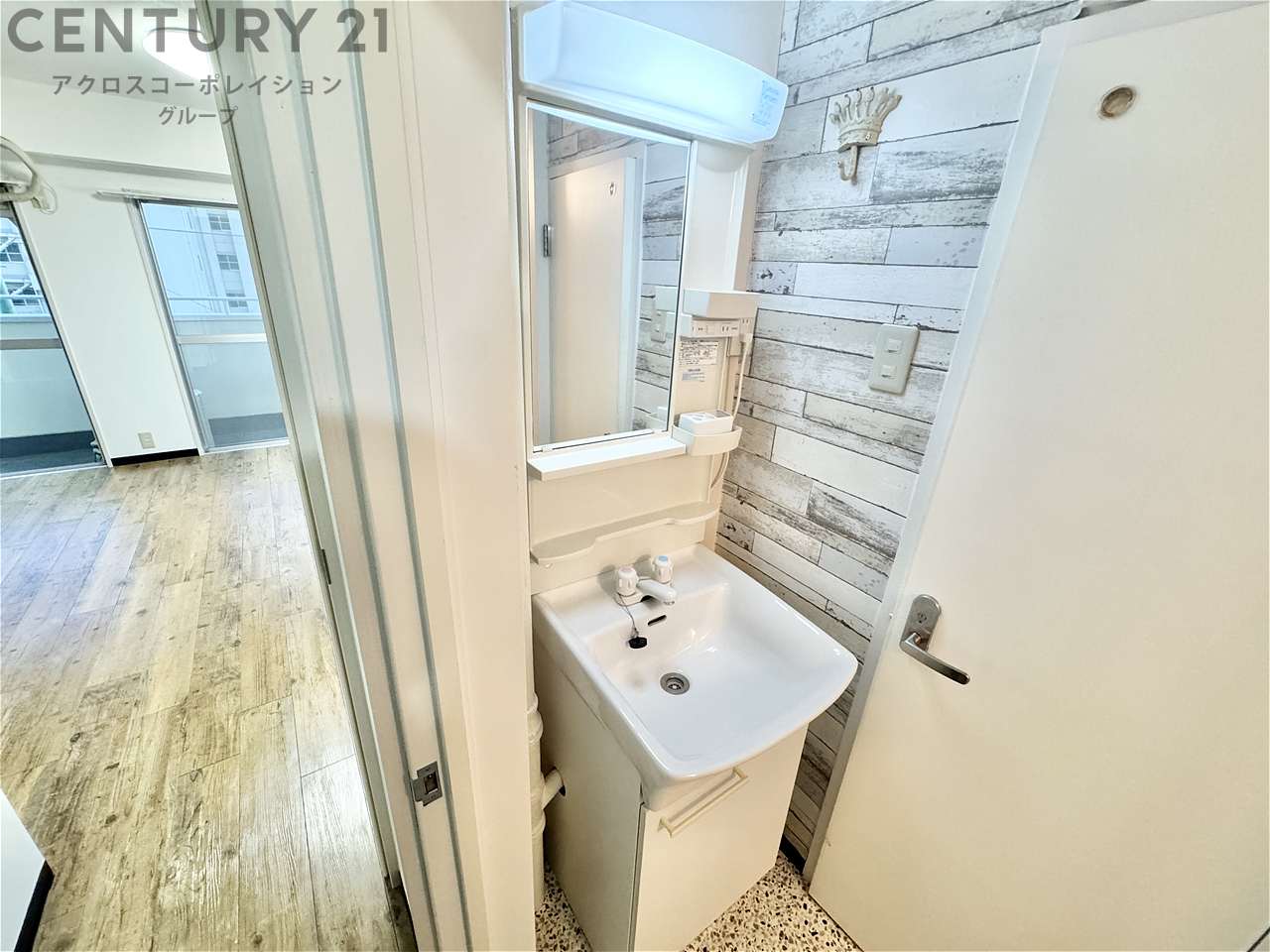 洗面設備　明るい洗面台