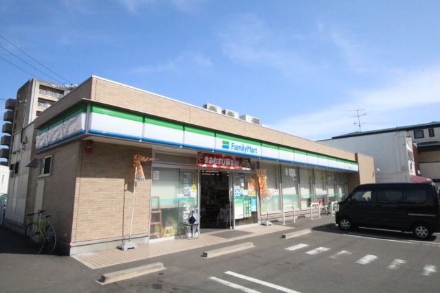 コンビニ　ファミリーマート　中川住宅西店（コンビニ）まで300m