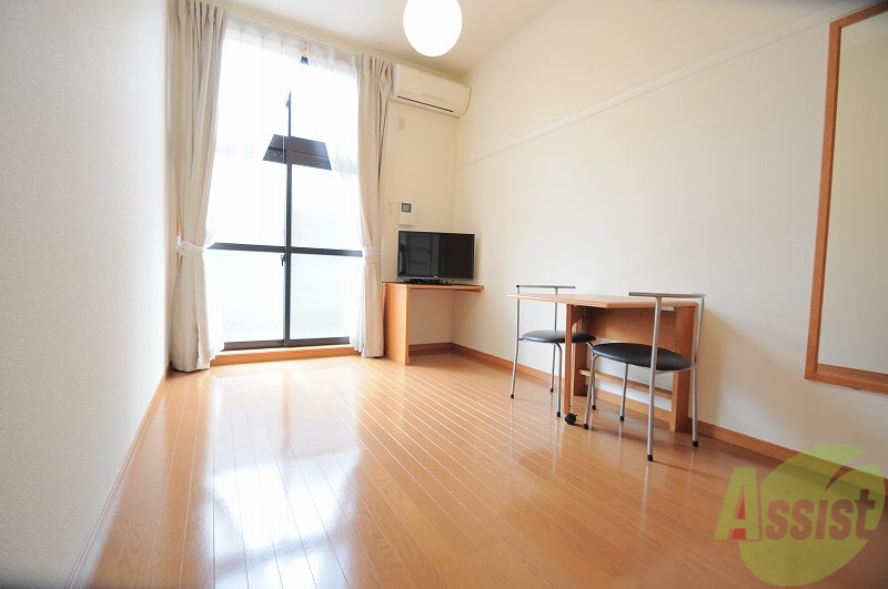 居室・リビング　家具家電付きのお部屋です。