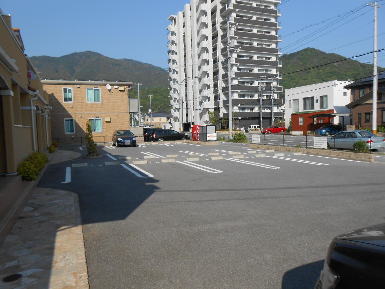 駐車場　ゆったりとした入出庫しやすい駐車場♪
