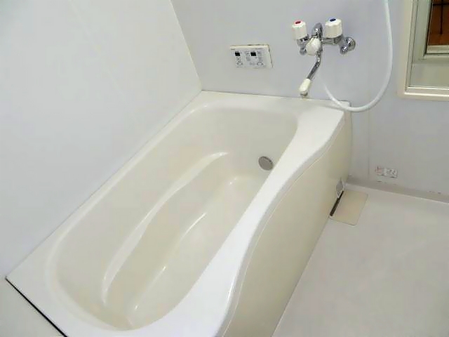 バス・シャワールーム　浴室　追い焚き付