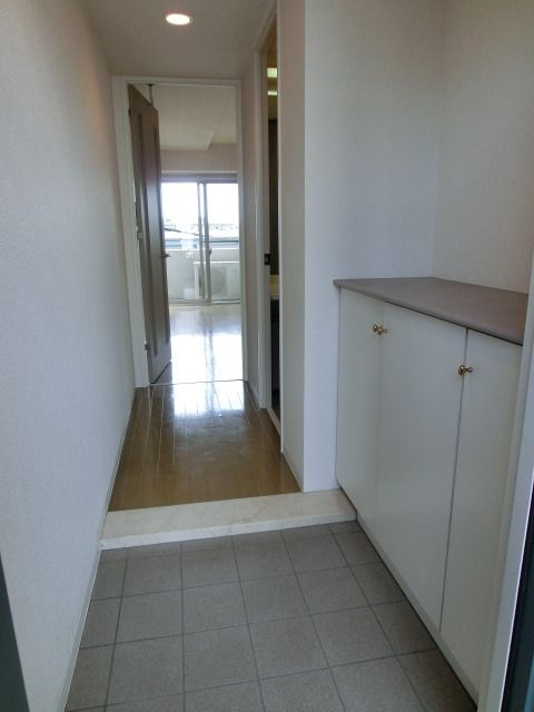 玄関　※同タイプ間取り　別室設備施工例　現況優先