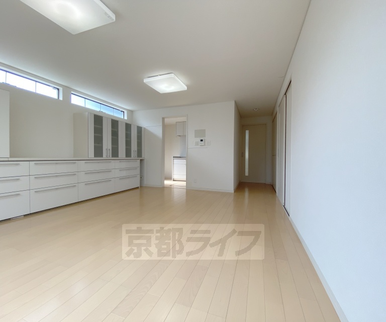居室・リビング　造り付け収納が充実した戸建てです。大容量のウォークイン...