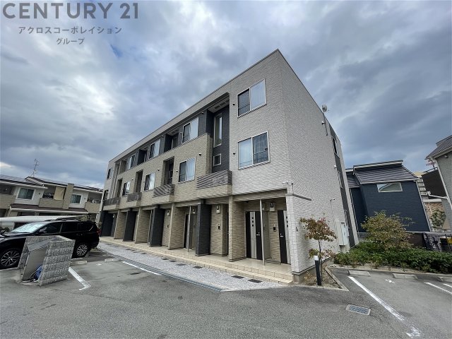 建物外観　駐車場、駐輪場、ごみ置き場あり♪