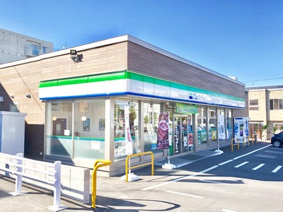 コンビニ　ファミリーマート札幌白石本通3丁目店（コンビニ）まで195m