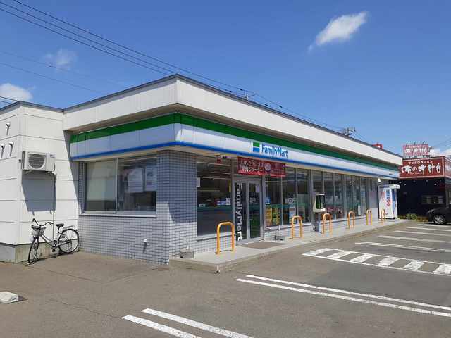 コンビニ　ファミリーマート（コンビニ）まで500m