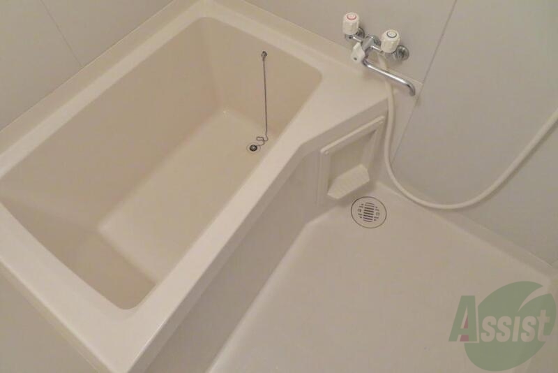 バス・シャワールーム　広いバスタブで、足を伸ばしてゆっくりできますね。