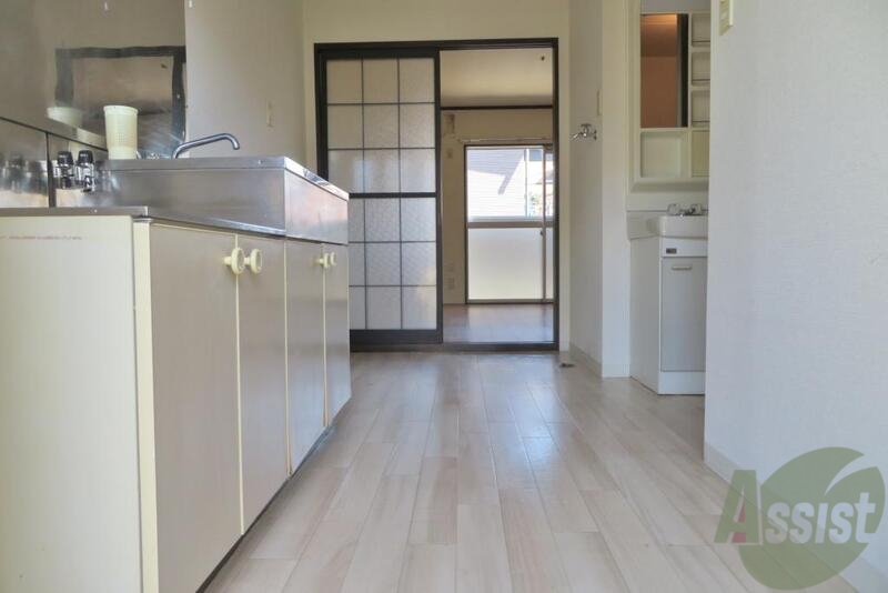 玄関　キッチンの廊下も中々広くて、お料理も楽しくなるね。