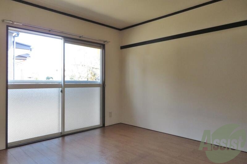 居室・リビング　大きな窓に光がたくさん差し込みますね。