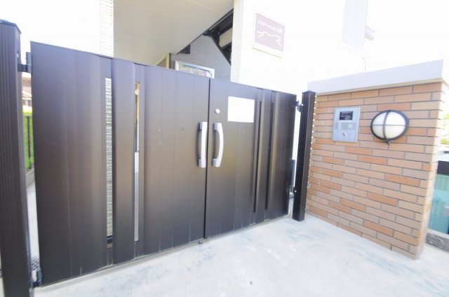 その他　オートロックゲート付き。