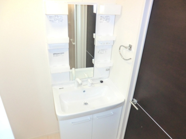 洗面設備　洗面化粧台付き☆洗濯機置場も室内にあります♪