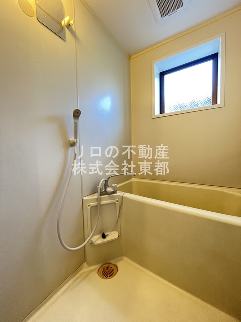 バス・シャワールーム　窓付きのバスルーム♪換気もできて気持ちいいですね♪