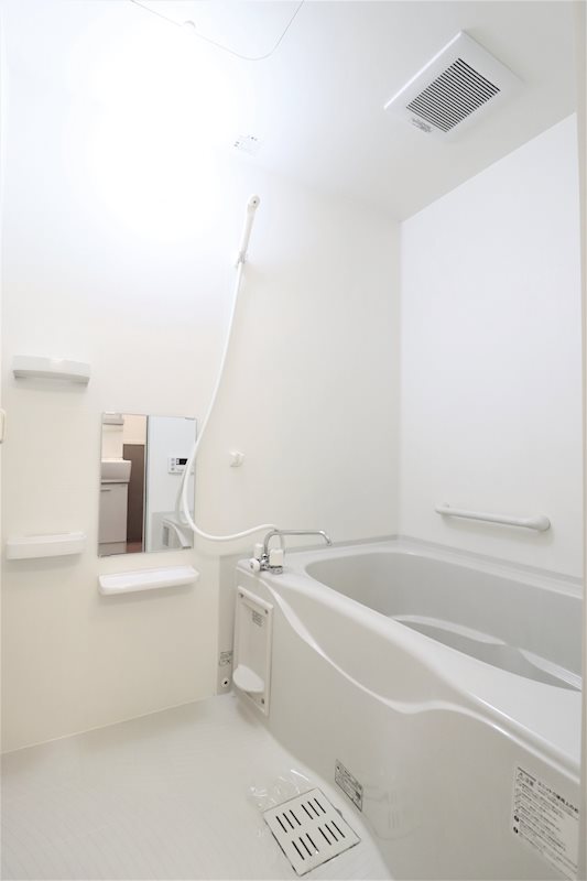 バス・シャワールーム　清掃済みの清潔な浴室。すぐご利用頂けます。