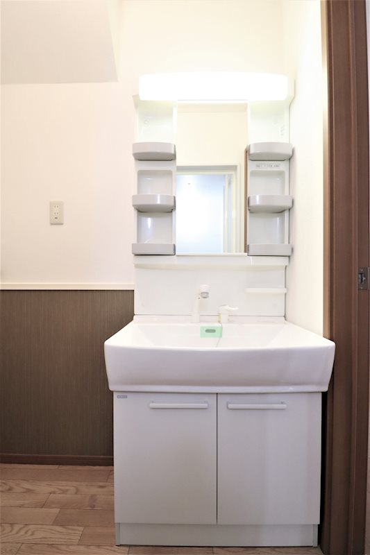 洗面設備　独立洗面化粧台は朝の忙しい時間に重宝します。