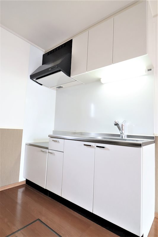 キッチン　リビングの奥には大きなシンクのキッチンがございます。