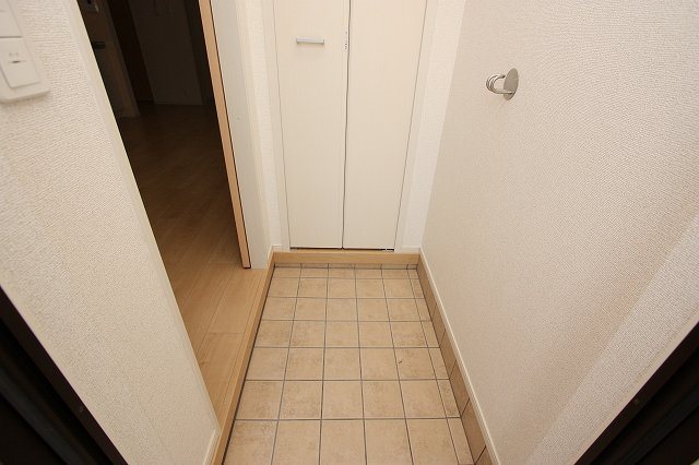 玄関　玄関に大きめ収納御座います。