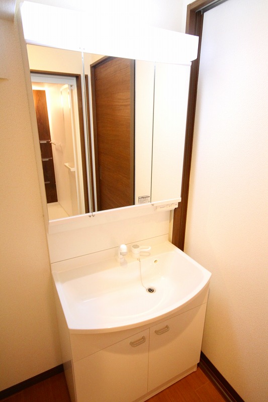 洗面設備　独立洗面台、朝の身支度には欠かせません