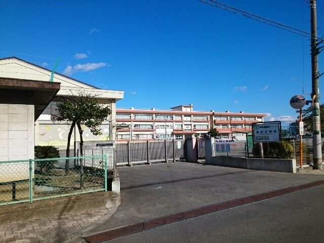 小学校　市立塚沢小学校（小学校）まで600m