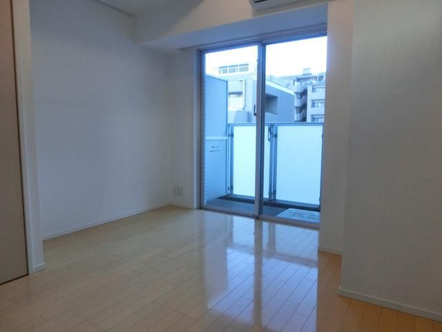 居室・リビング　明るい洋室（フローリング仕上げ）