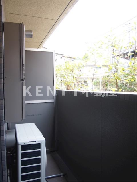 バルコニー　暖かな日差しのふりそそぐバルコニー