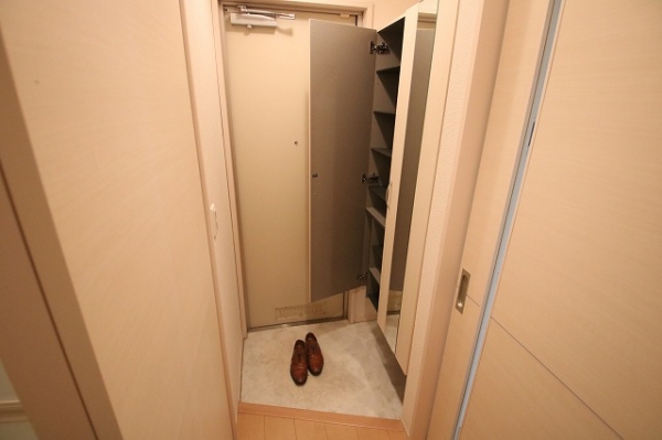 玄関　シューズボックスに鏡がついており、外出前の最終チェックも◎