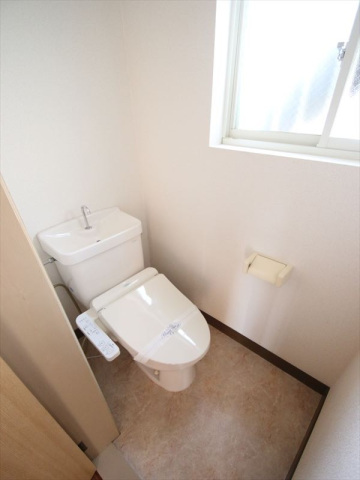 トイレ　ウォシュレット付のトイレ　窓があり換気良好