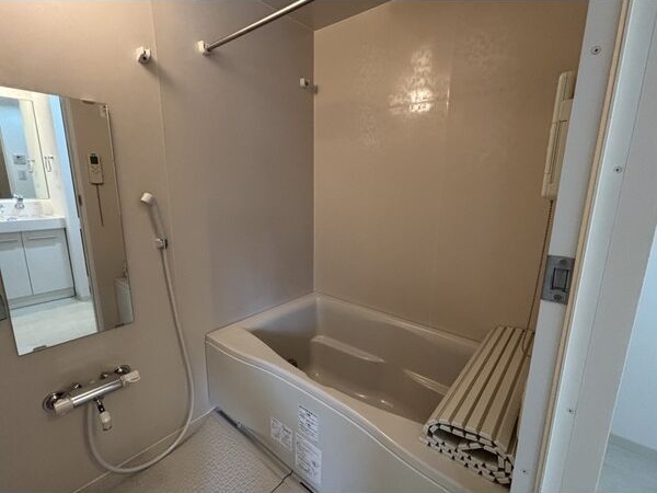 バス・シャワールーム　※写真は同じマンションの違う部屋のものになります。