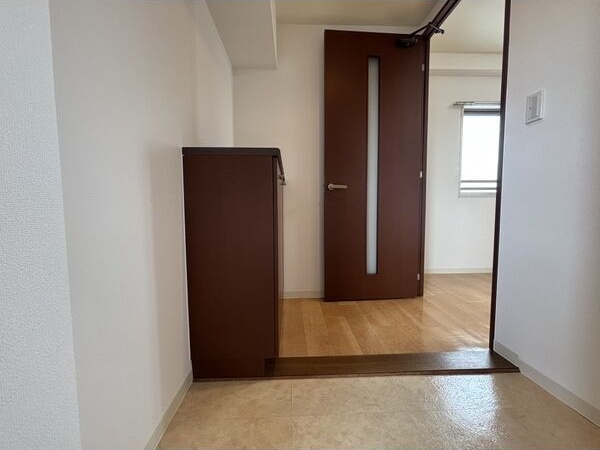 玄関　※写真は同じマンションの違う部屋のものになります。