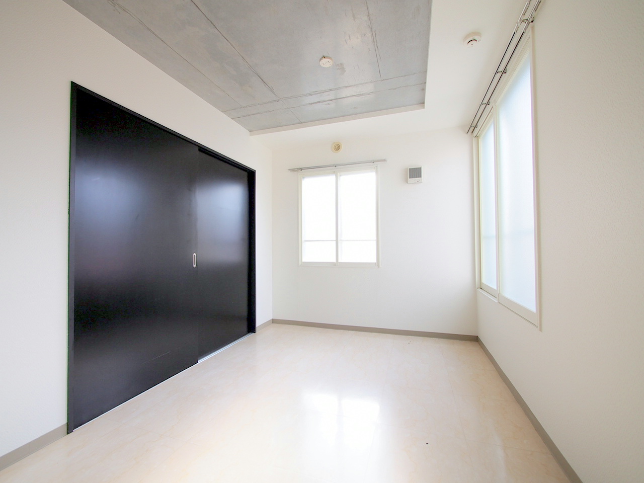 その他部屋・スペース　窓が多く明るいお部屋です♪