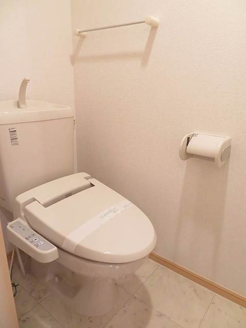 トイレ　温水洗浄便座です。