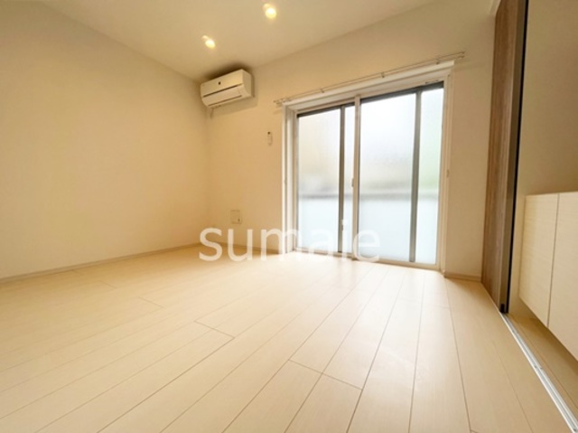 居室・リビング　ダウンライトがオシャレなお部屋です！