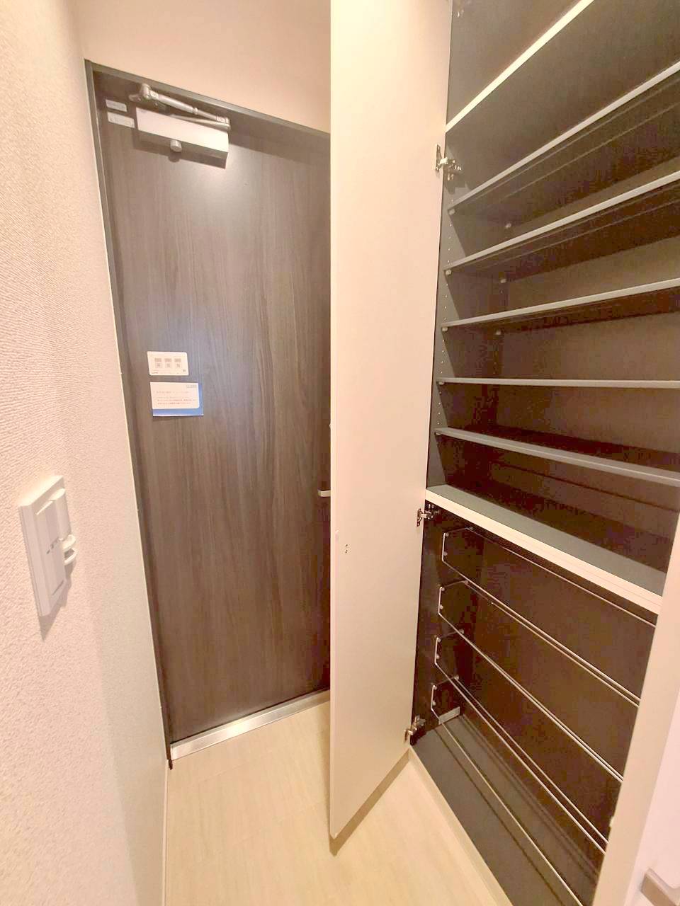 玄関　同建物別号室、同仕様内装