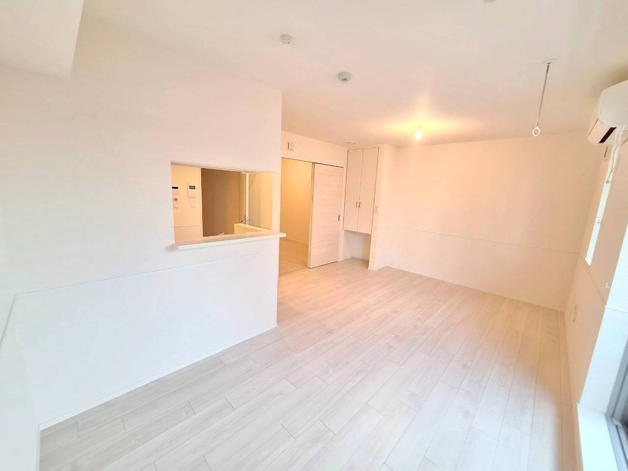 居室・リビング　同建物別号室、同仕様内装