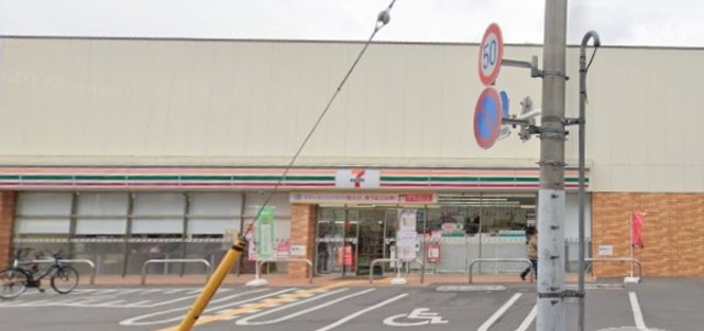 コンビニ　セブンイレブン（コンビニ）まで618m