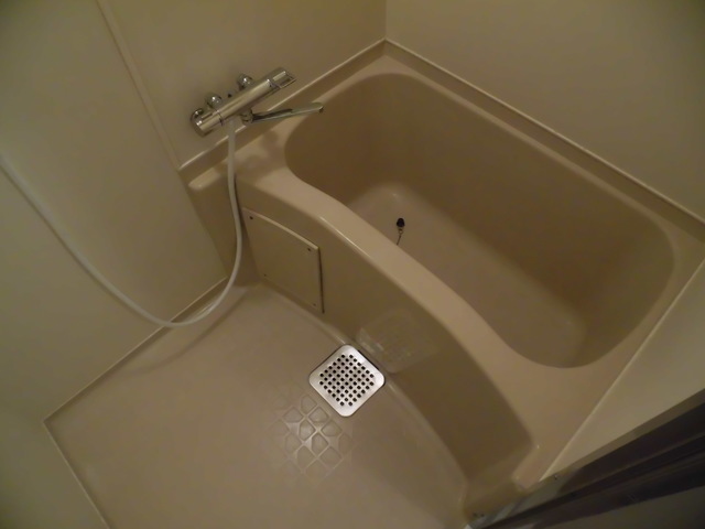 バス・シャワールーム　バスルームです