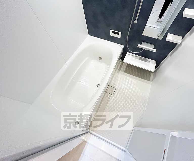 バス・シャワールーム　鏡のついた便利なお風呂