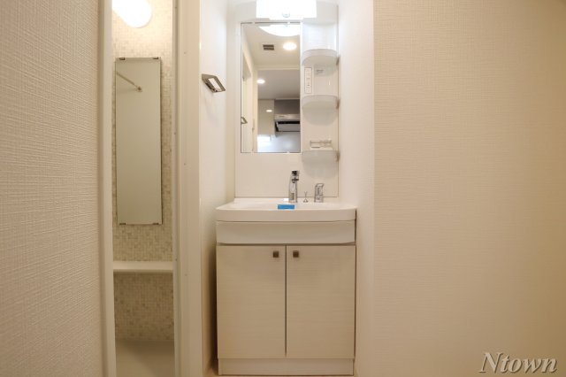 洗面設備　独立洗面台あり、毎朝おしゃれに忙しい女性の方におすすめです