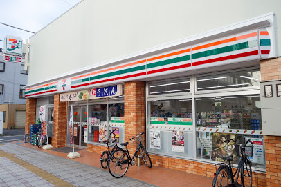 コンビニ　セブンイレブン 足立梅島駅北店（コンビニ）まで585m