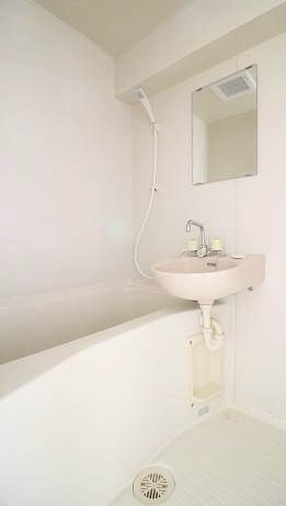 バス・シャワールーム　１日の疲れをいやせますね。