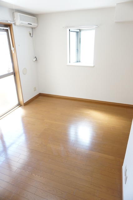 居室・リビング　南向き２面採光の明るい洋室７．５帖